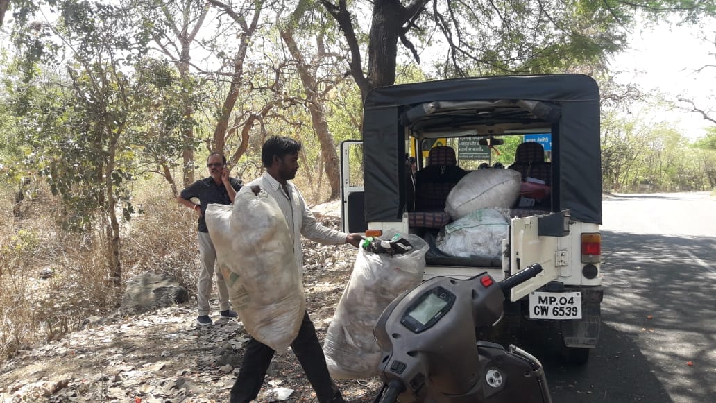 MP News: Address found from garbage thrown on the banks of Kaliyasot river and Morena Gajak sellers fined Rs 1