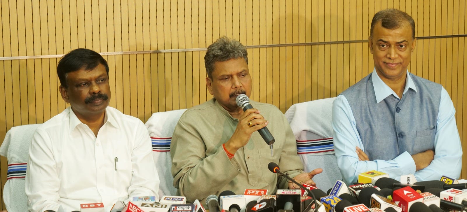 प्रेस वार्ता करते शिक्षा विभाग के एसीएस, मंत्री, बीएसईबी अध्यक्ष आनंद किशोर।