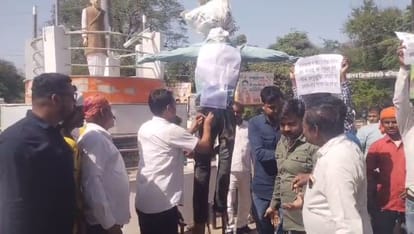 Effigy of Tehsil administration burnt in ballia Gond community expressed displeasure for caste certificates