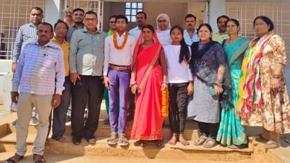 टॉपर सचिन कुमार राम परिजनों और शिक्षकों के साथ