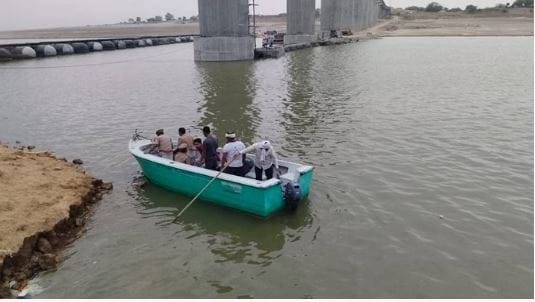 crocodile dragged away young man bathing in Chambal people kept watching