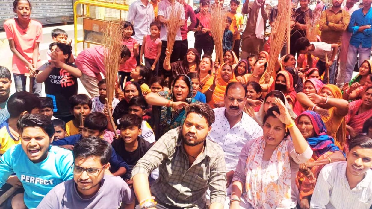 Liquor shops will not open in chandauli women and children protests