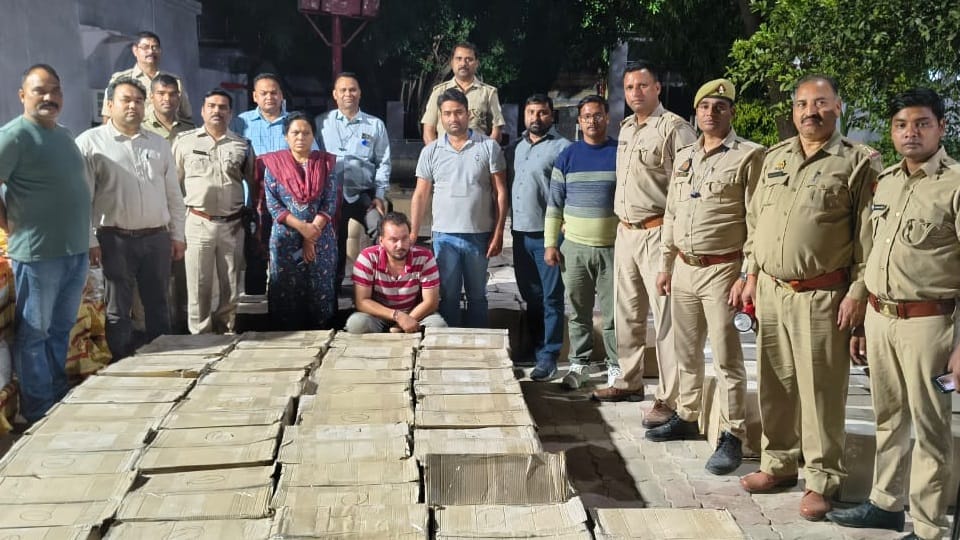 A truck full of liquor being taken from Chandigarh to Bihar was caught in Lucknow, the accused was arrested