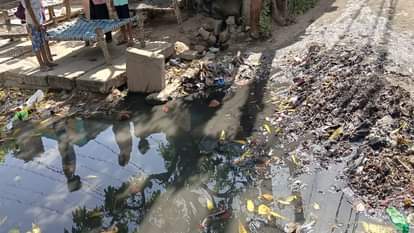 हाईवे पर नाला ओवरफ्लो होने के कारण भरा गंदा पानी