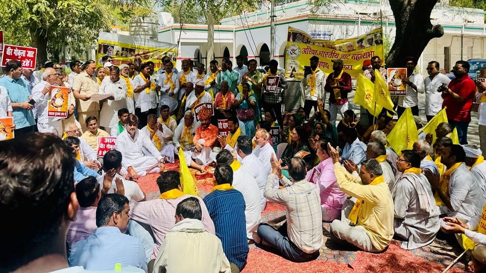 Jat Mahasabha protests at Divisional Commissioner's office demanding reservation