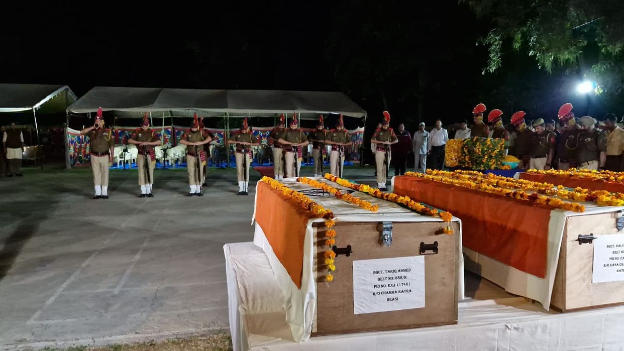 Last rites of martyred soldiers: Brave sons returned home wrapped in the tricolor, emotional tribute paid at t