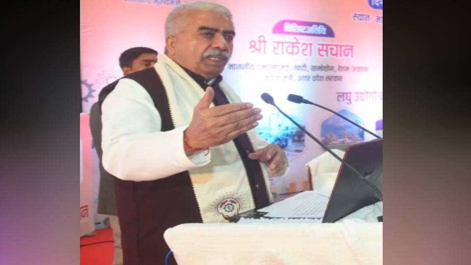 Minister Rakesh Sachan gave tool kits to excellent artisans in Lucknow said no polythene use clay products
