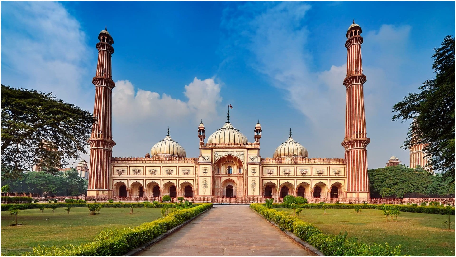 Must Visit famous Mosques in lucknow on Eid 2025 lucknow ki mashoor masjid jahan karein eid ke din didar