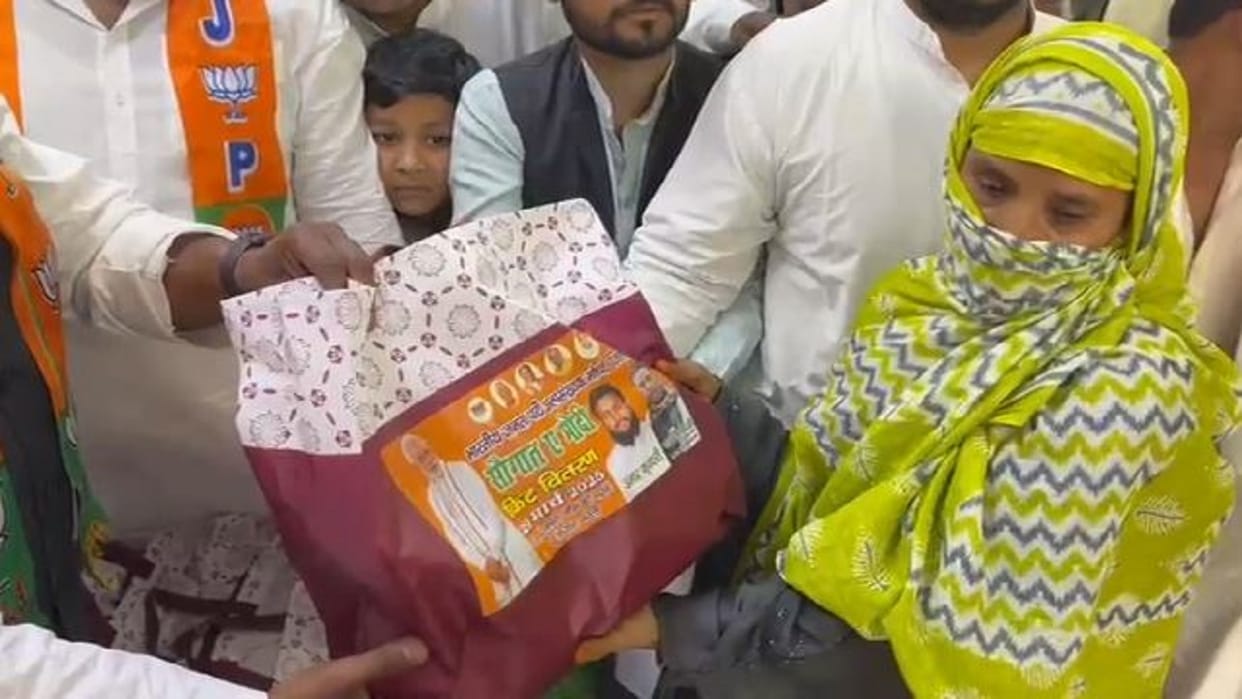 Saugat-e-Modi to Muslims on the occasion of Eid Minority Front distributed kits in bareilly