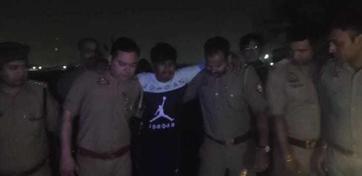 reward of Rs 10 thousand arrested in an encounter shot in leg two looted mobile phones were also recovered