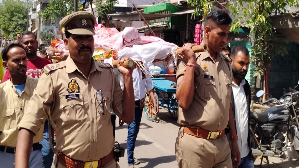 Horrible end of love marriage: Married five years ago died Police had to shoulder body performed last rites