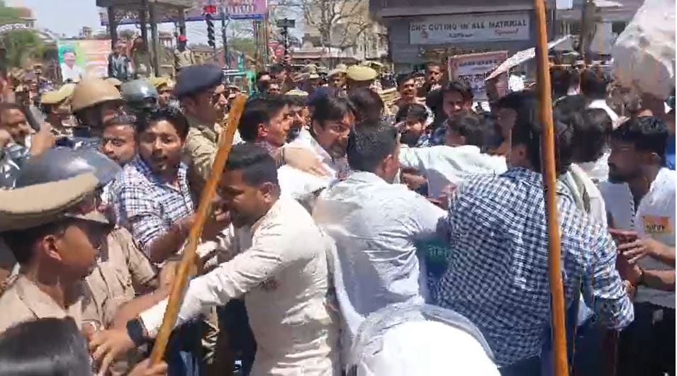 Ruckus in Agra again: Clash with police while burning the effigy of SP MP ABVP members clashed