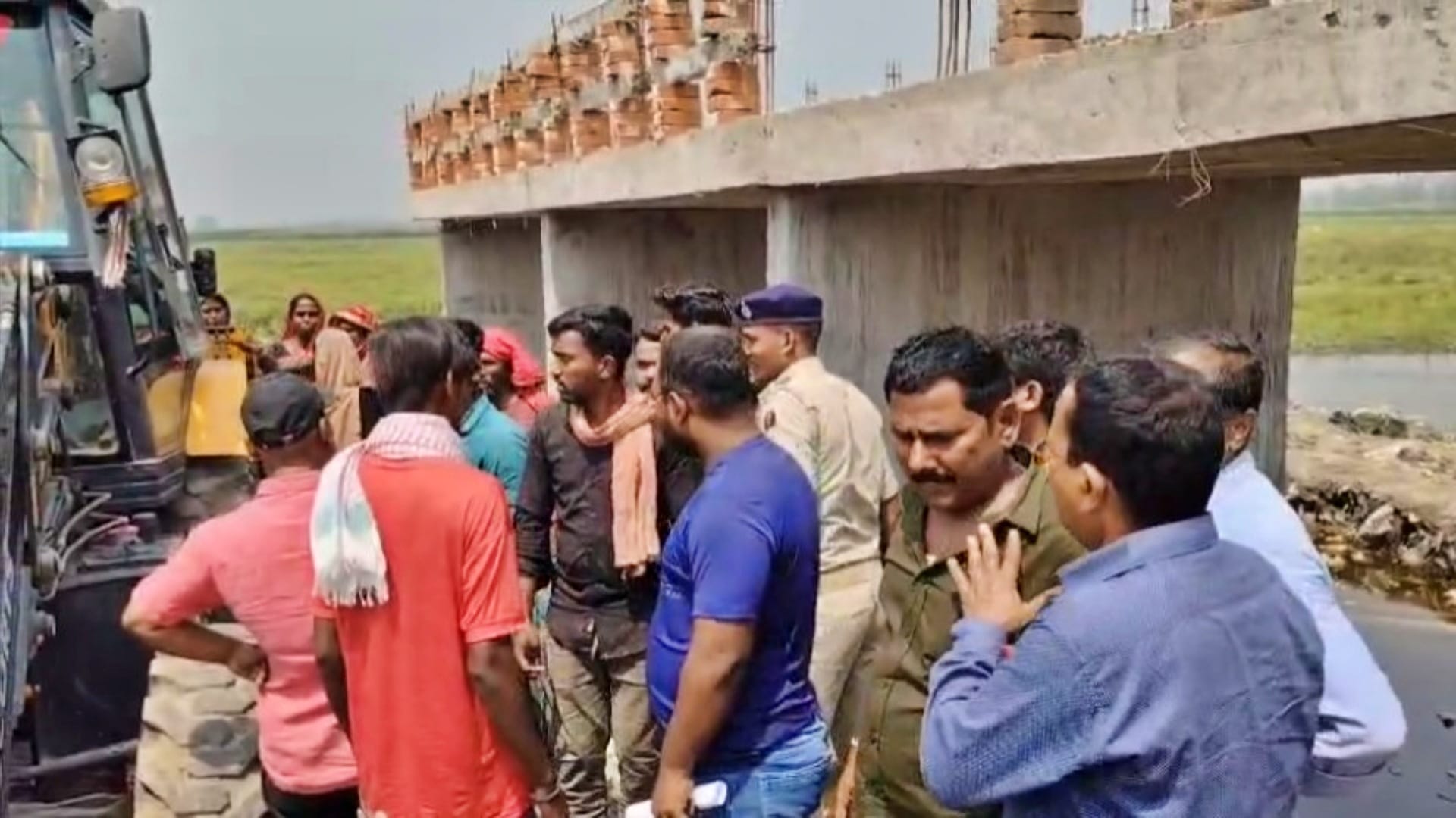 Purnea: Farmers built bridge with donations administration tried to break it people lay down against bulldozer