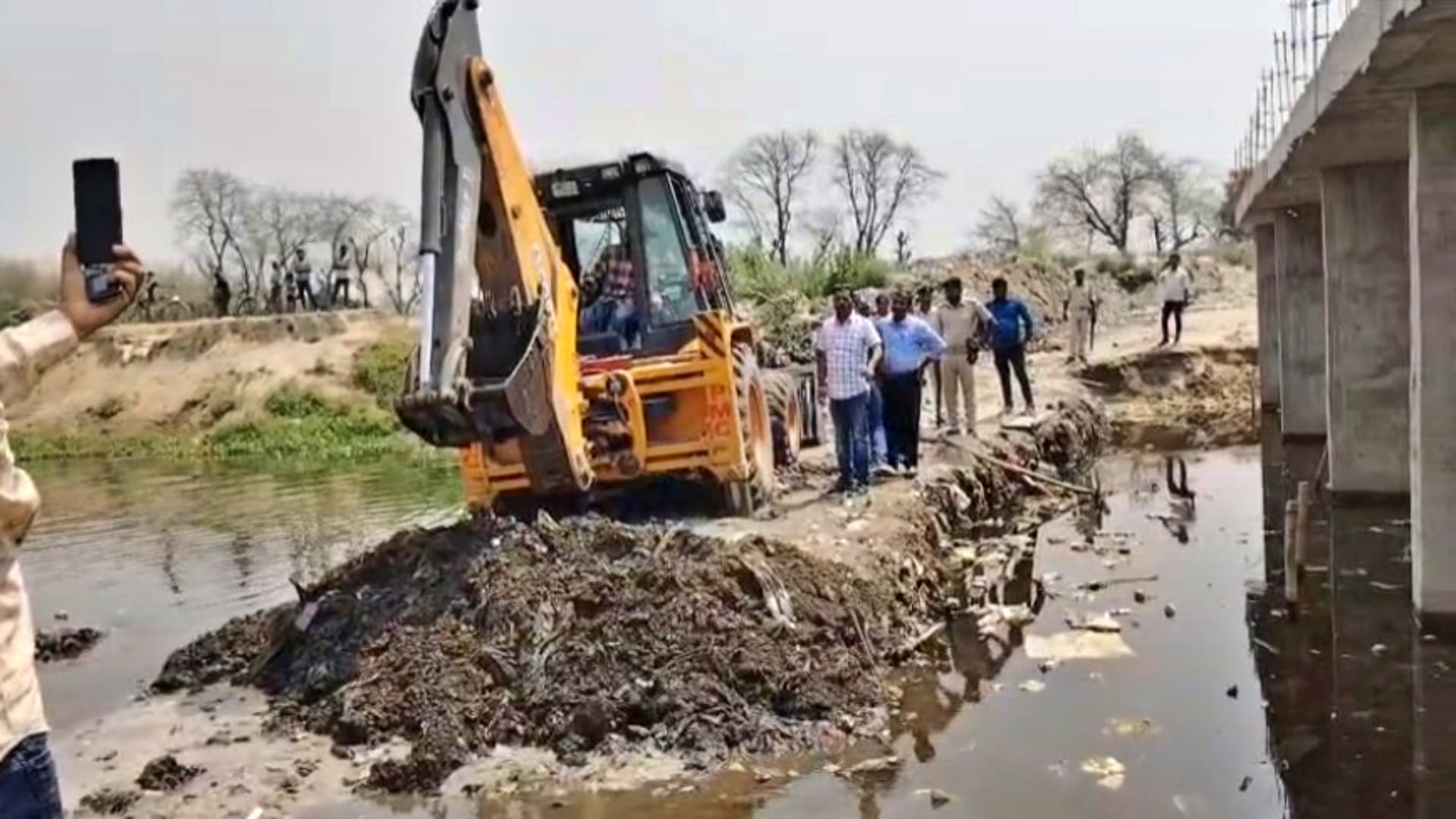 Purnea: Farmers built bridge with donations administration tried to break it people lay down against bulldozer