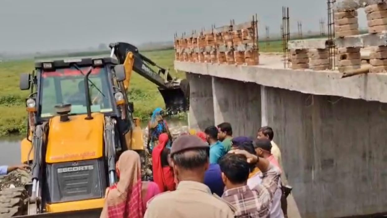 Purnea: Farmers built bridge with donations administration tried to break it people lay down against bulldozer