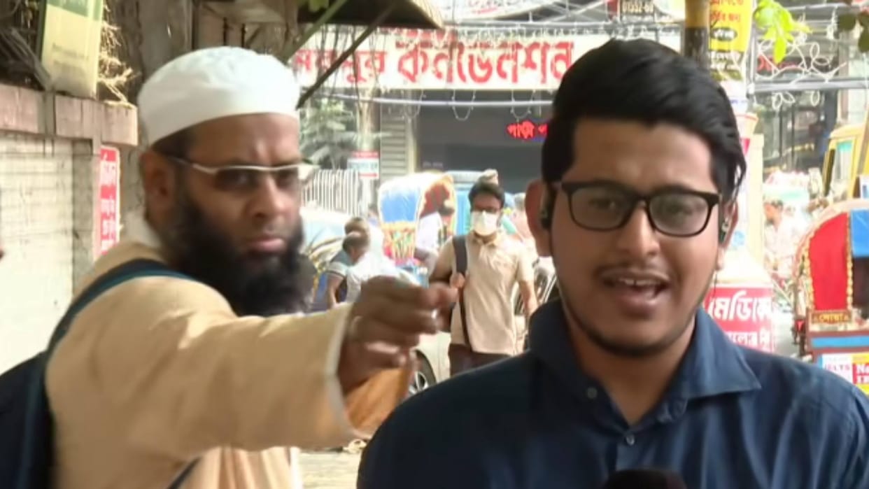 A journalist doing live reporting, a man came in the middle of the road and fixed his collar Video goes viral