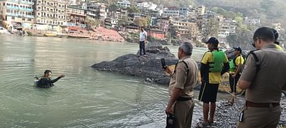 Rishikesh: लक्ष्मण झूला के पास नदी में डूबा युवक, पांच सदस्यीय दल के साथ आया था घूमने, SDRF तलाश में जुटी लक्ष्मण झूला पांच सदस्य समूह के नीचे ऋषिकेश नदी में डूब गया