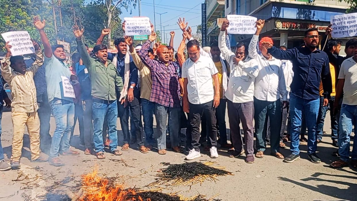 Effigy of Tehsil administration burnt in ballia Gond community expressed displeasure for caste certificates