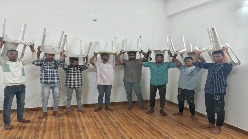 टूटी कुर्सी के साथ निकाली रैली