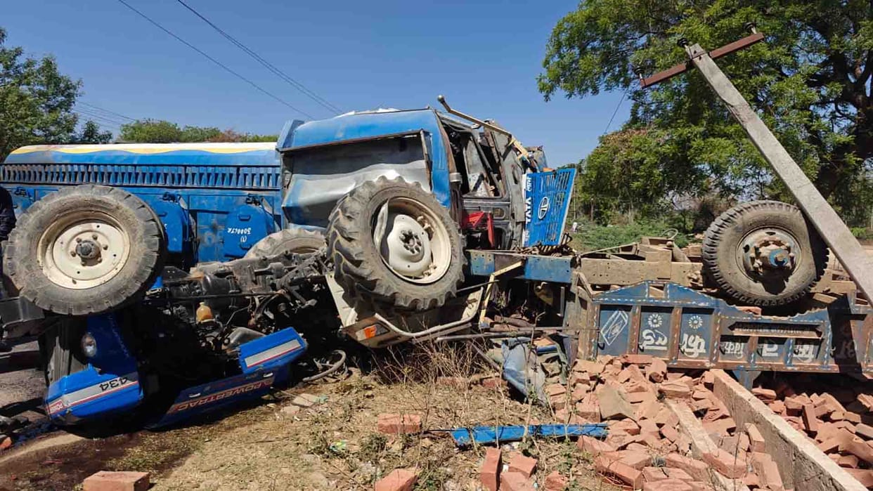 Fatehpur: A tanker full of diesel and petrol overturned after hitting a tractor, laborer died