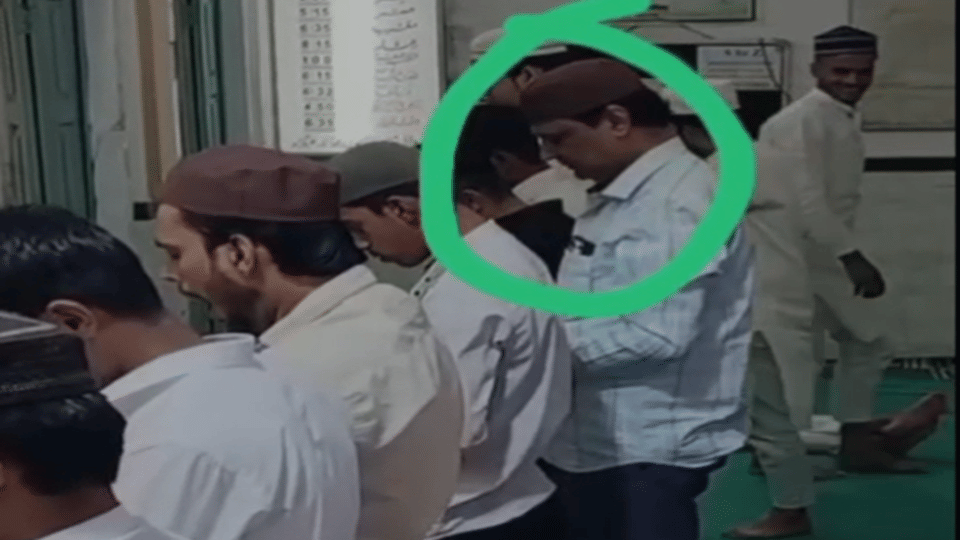 Hindu businessman reached the mosque to offer namaz