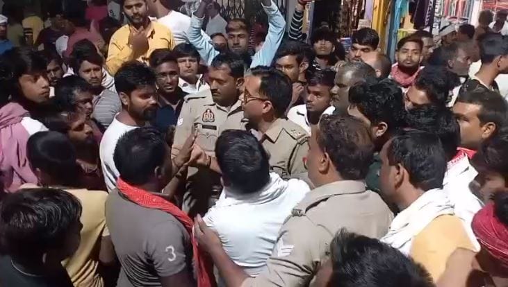 Policeman beat up businessman for free cheese in chandauli dragged him to police station