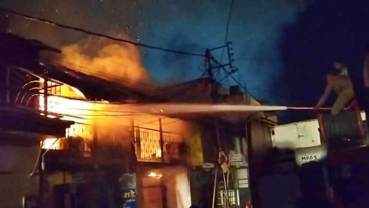 Narmadapuram News: A disabled person died in a fire in three houses in Itarsi