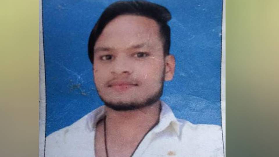 body of young man was found hanging in Shravasti he was alone at home police is investigating
