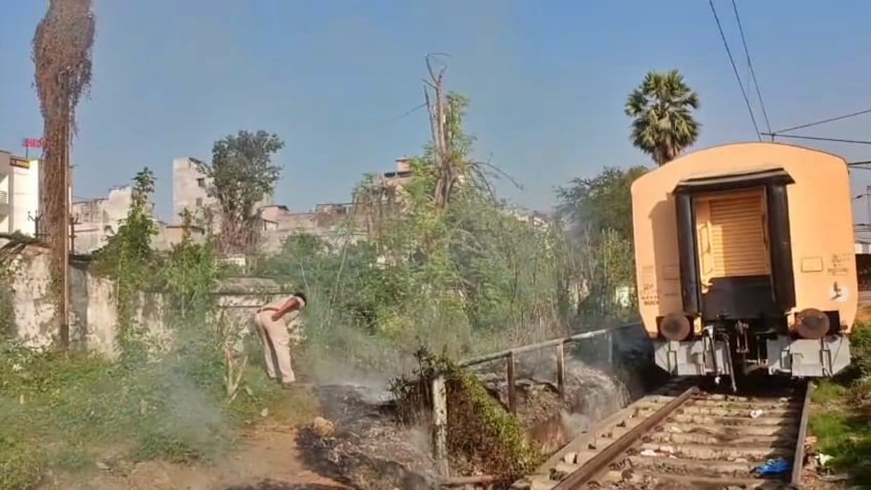 Bihar: Fire broke out near platform-1 of Samastipur Junction, RPF and railway personnel averted accident