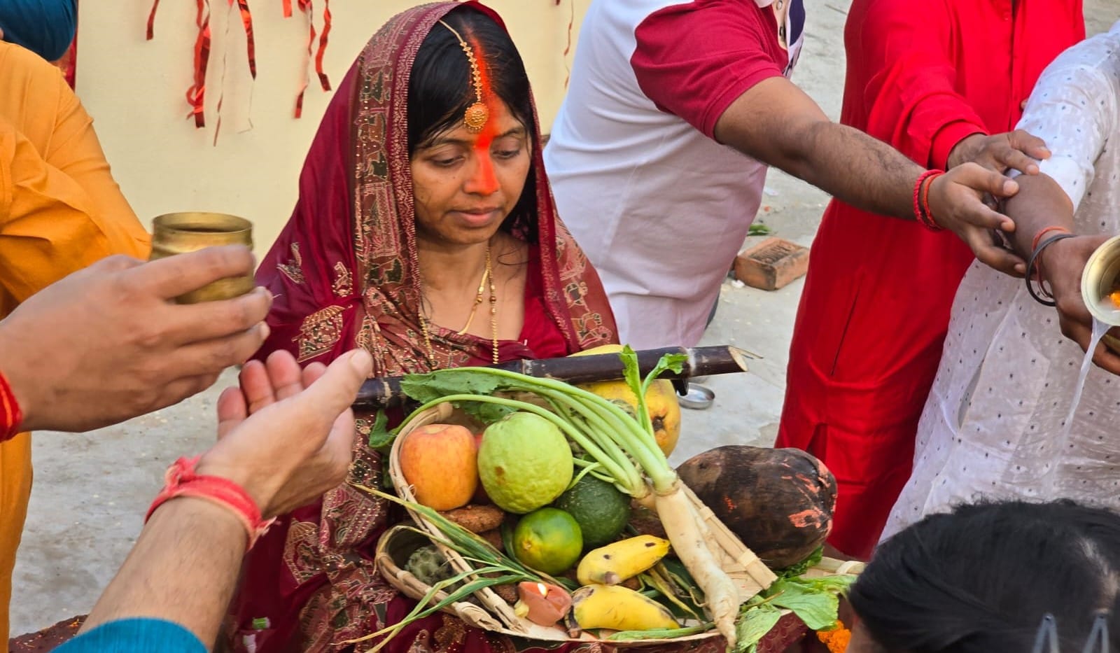 चैती छठ में कार्तिक छठ वाले मौसमी फल नहीं मिलें तो ऋतुफल ही चढ़ाए जाते हैं।