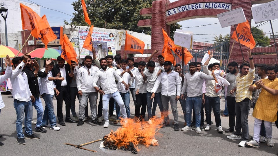 Opposition to Akhilesh-Ramjilal Suman in Aligarh