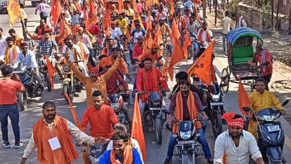 शोभायात्रा के दौरान वीएचपी और बजरंग दल के कार्यकर्ता