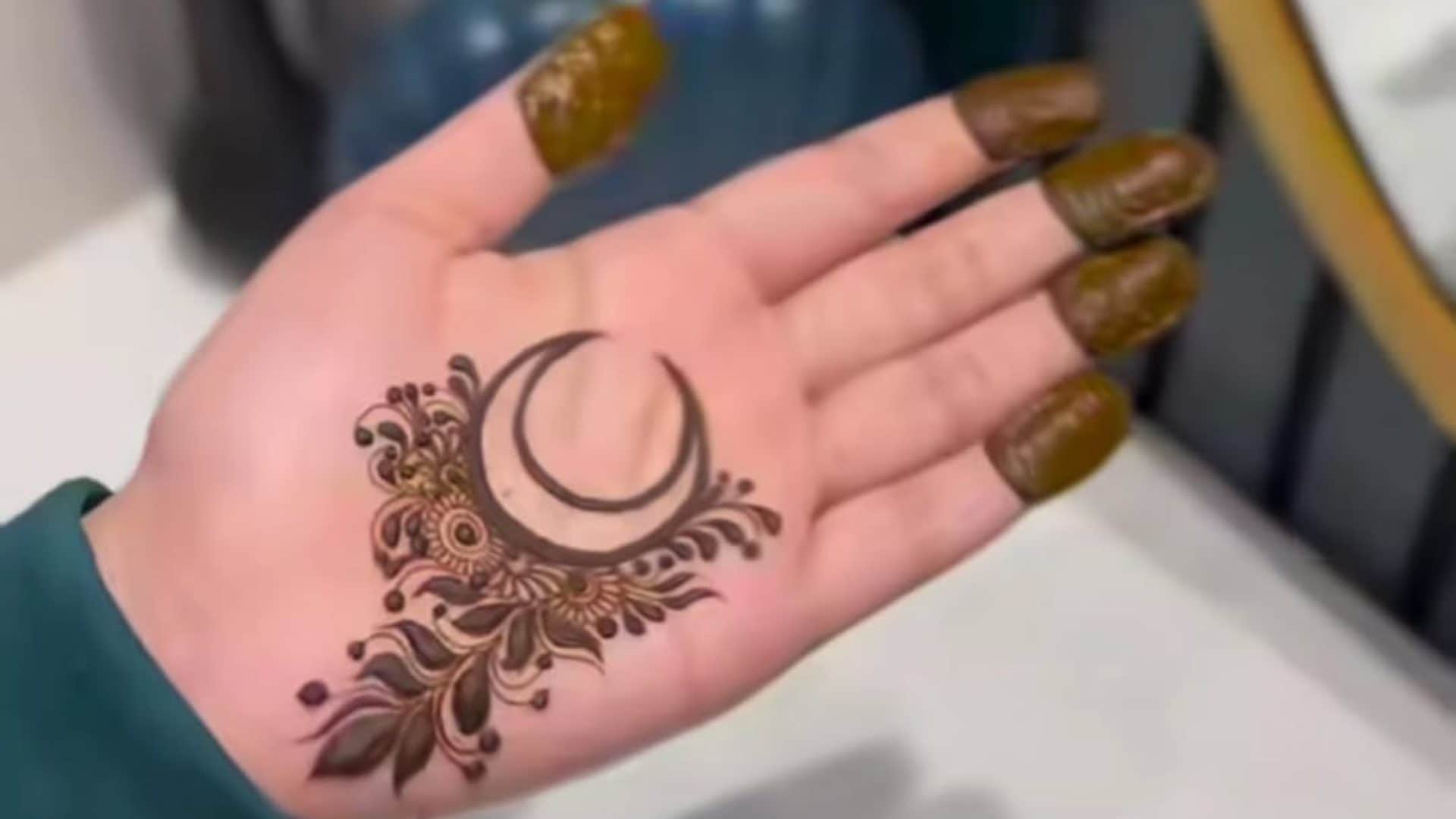 Eid Special Mehndi design for front hand Chand Mehndi Designs For Eid 2025