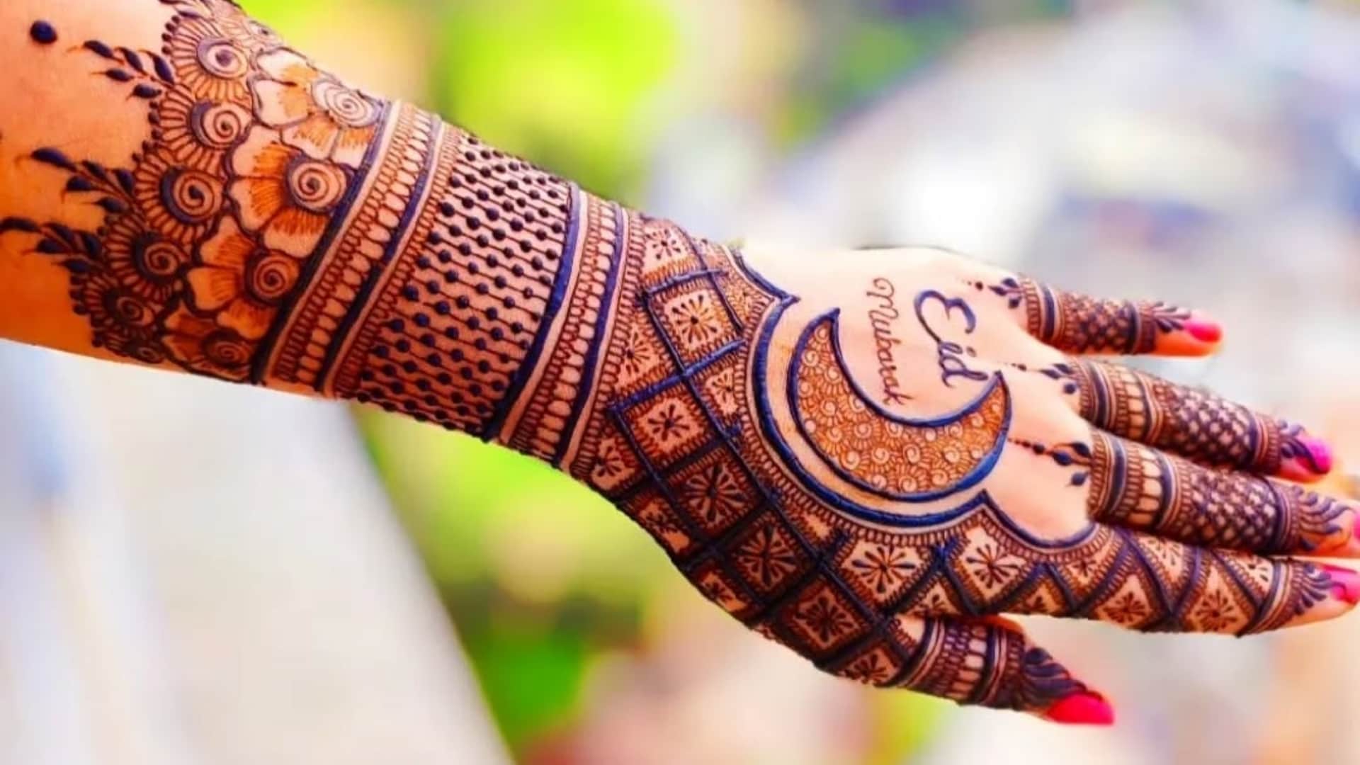 Eid Special Mehndi design for front hand Chand Mehndi Designs For Eid 2025