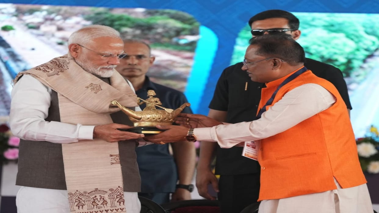 Chhattisgarh is symbol of cultural identity and women empowerment CM presented Bilasa Devi memento to PM Modi
