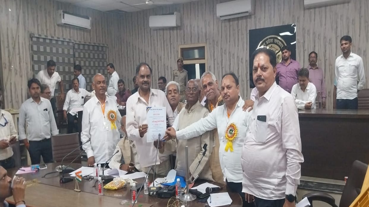 Prayagraj: KB Tiwari became the president of the District Advocates Association, Akhilesh Pandey was elected t