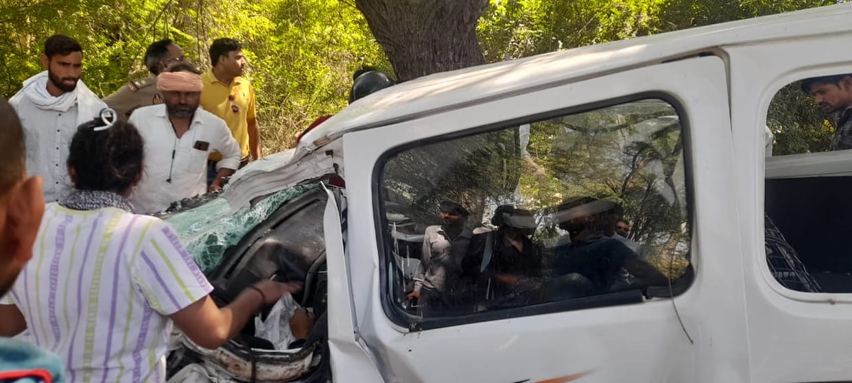 Kanpur Accident Uncontrolled ambulance overturned in a ditch driver died Police sent the body for postmortem