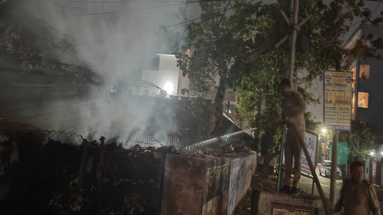 Kanpur: Fire broke out in a heap of garbage collected in an empty plot