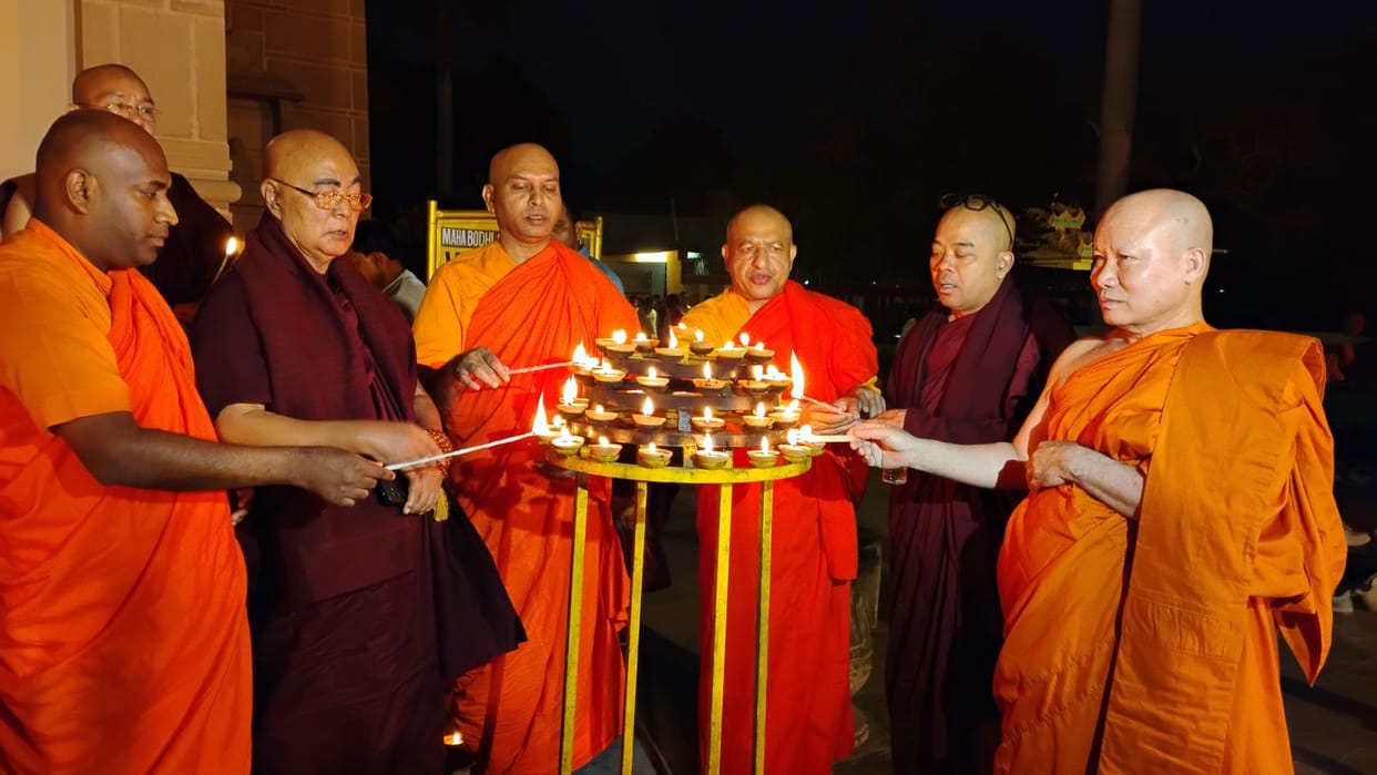 Deep lit in Kashi on the devastation of Myanmar and Thailand