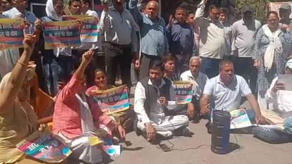 देहरादुन समाचार कांग्रेस का विरोध लचीवाला टोल प्लाजा में, पूर्व सीएम हरीश रावत भी वहां पहुंचे