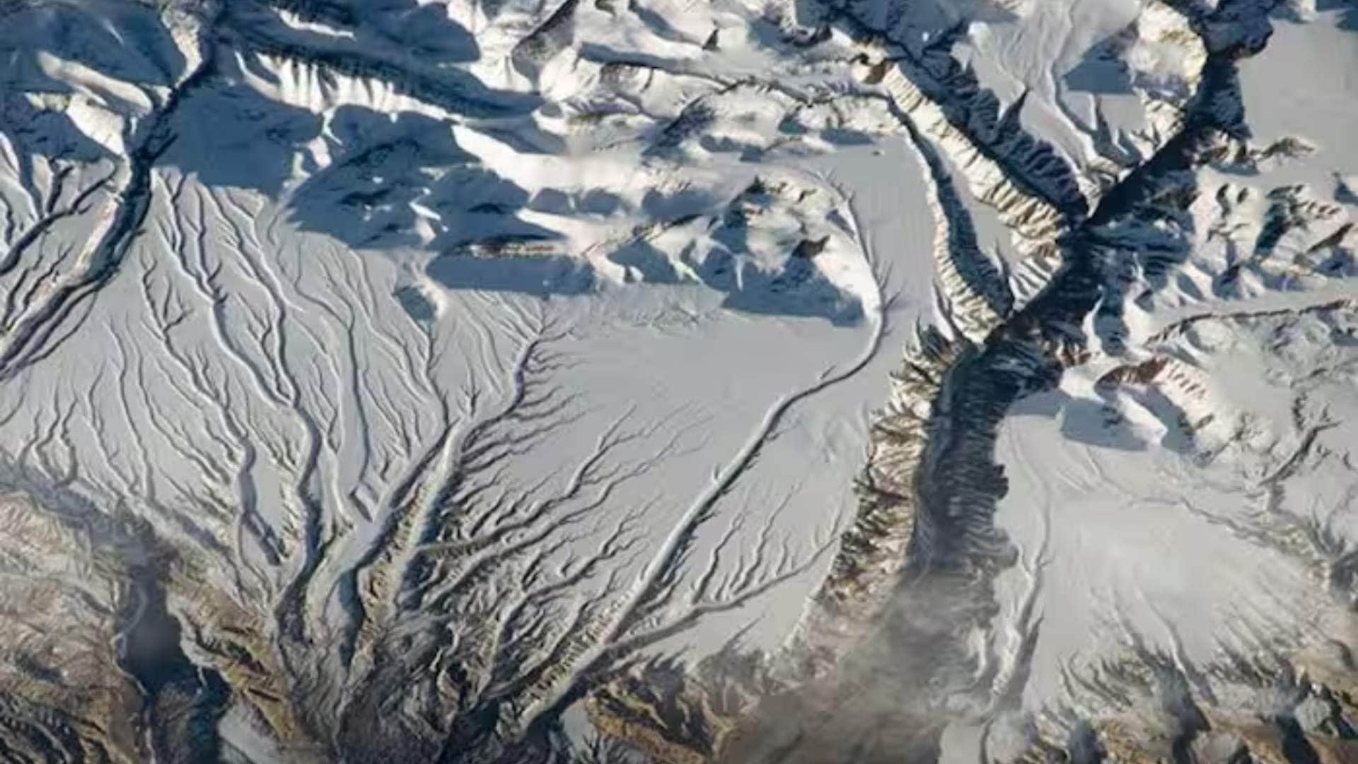 Africa Breaking Apart As Giant Crack Increasing New Ocean Being Formed Study Found