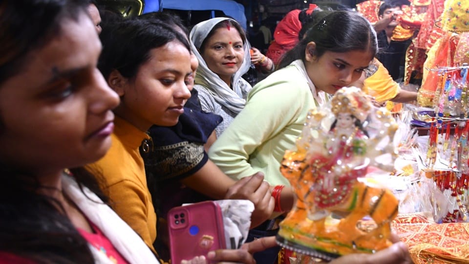 Chaitra Navratri 2025: Worship of Maa Shailputri on first day, queue of devotees in temples of Moradabad