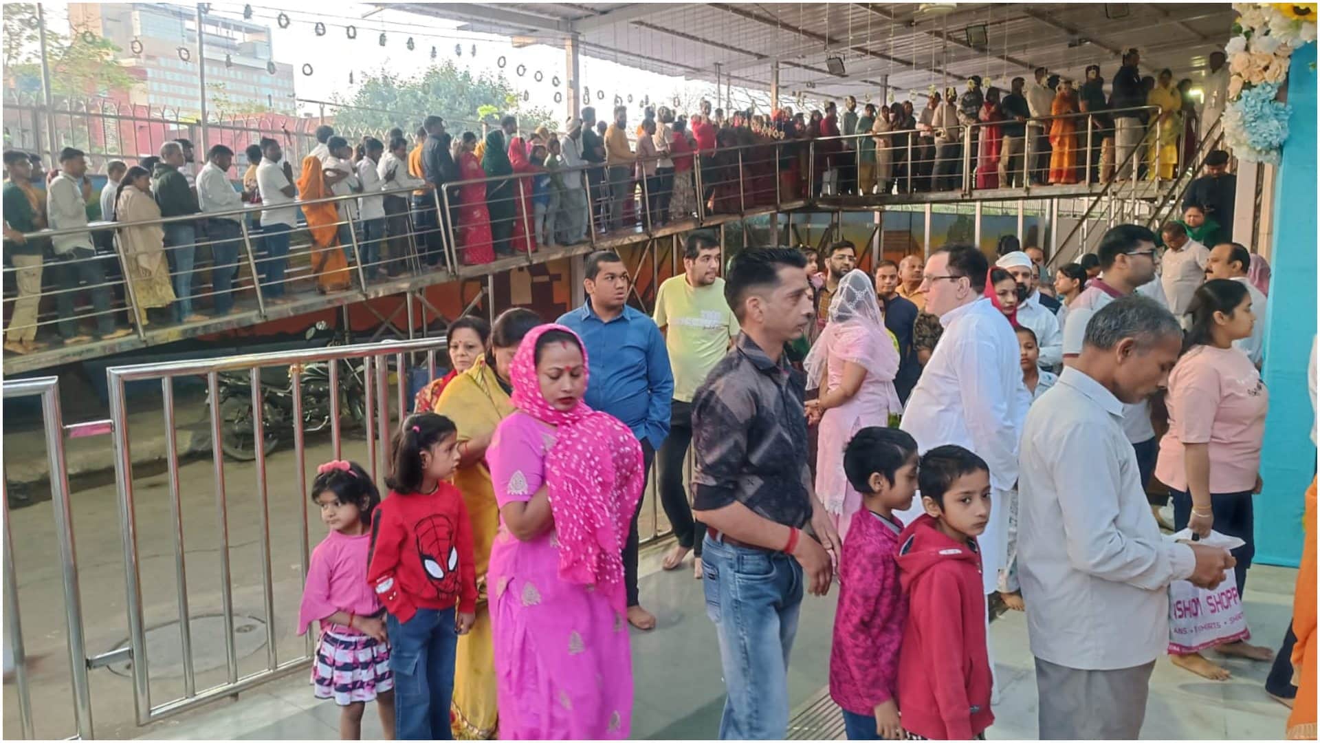 Navratri Puja started with the worship of Shailputri, the capital was immersed in a devotional atmosphere