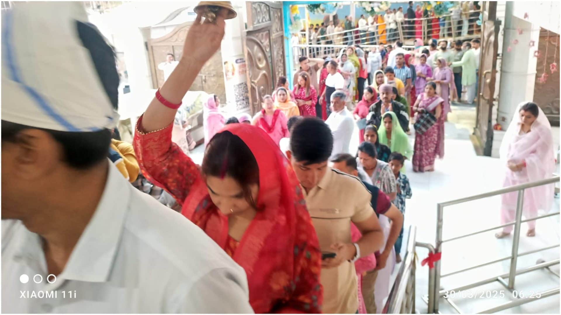 Navratri Puja started with the worship of Shailputri, the capital was immersed in a devotional atmosphere