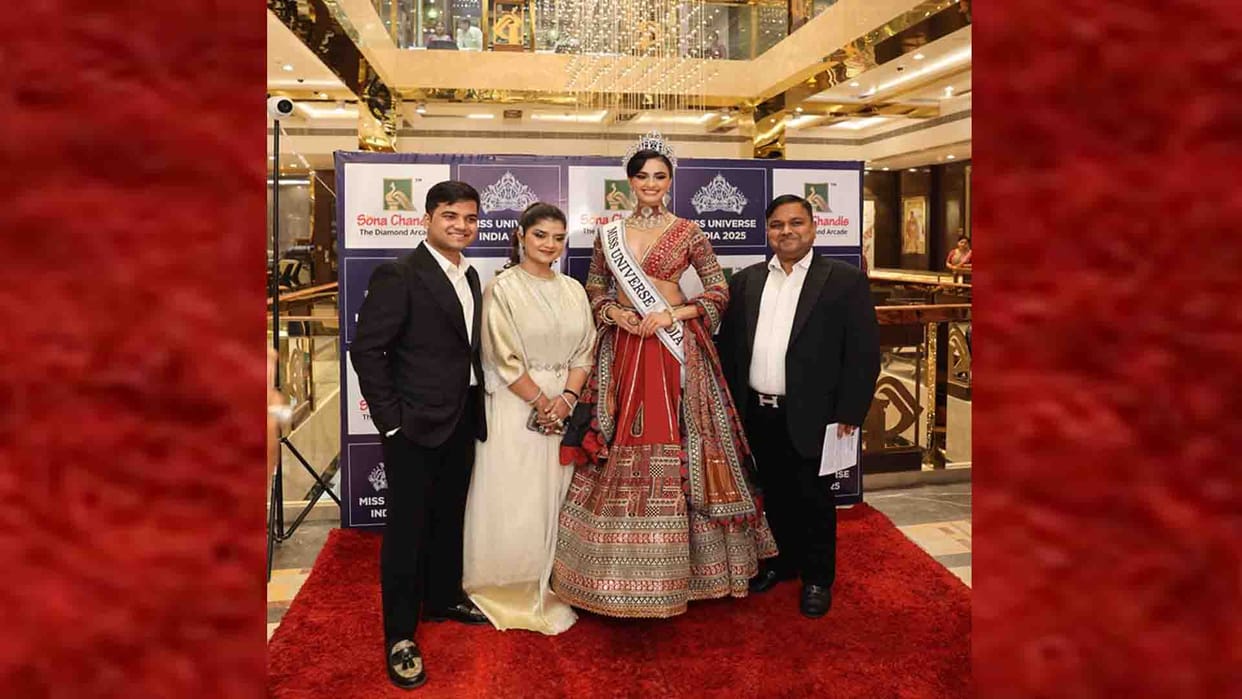 Kanpur: Miss Universe India Riya reached Sona Chandi Jewelers