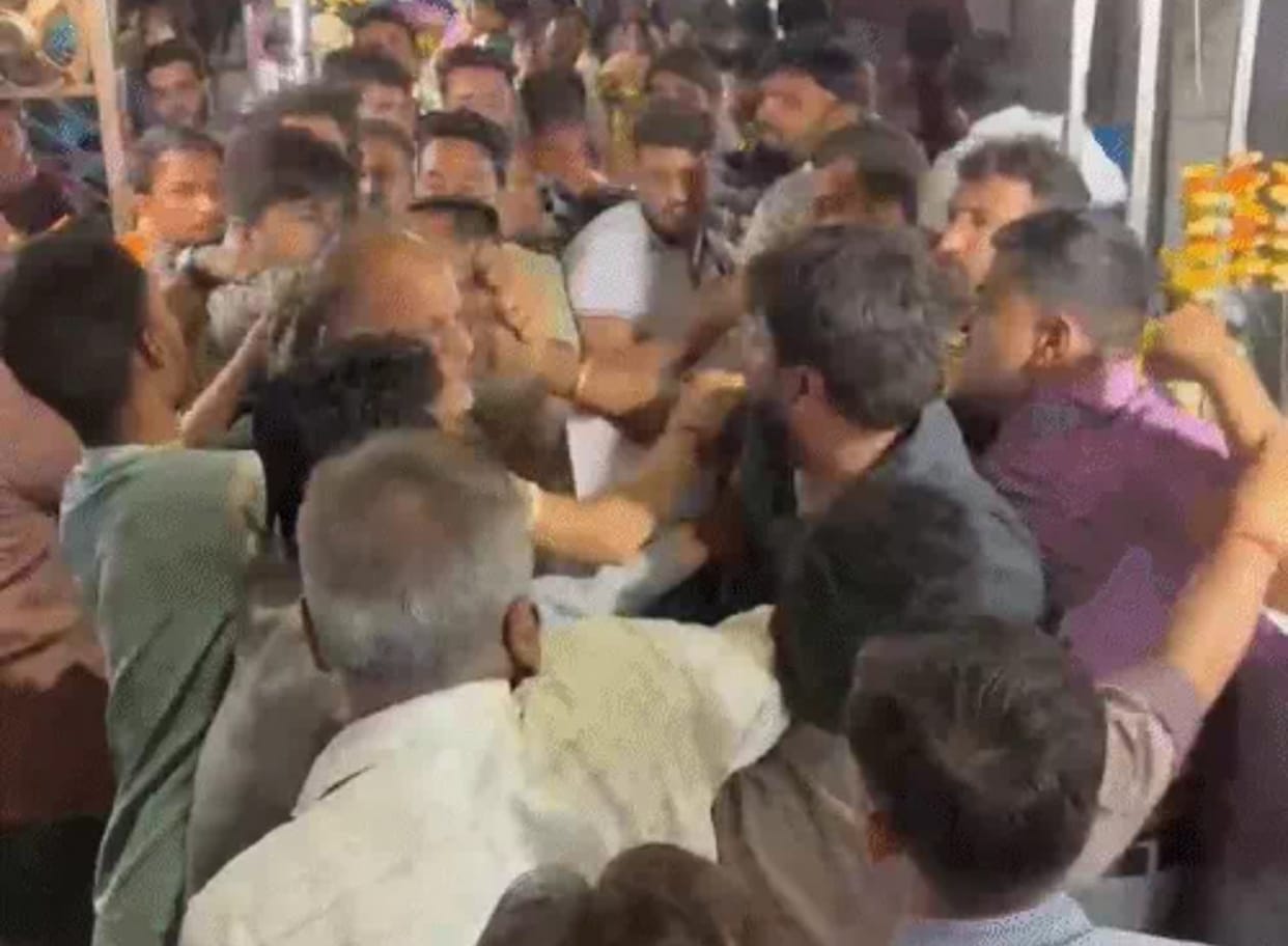 Indore: A girl was molested in Sarafa, her sister and friend who came to save her were also beaten up by the m