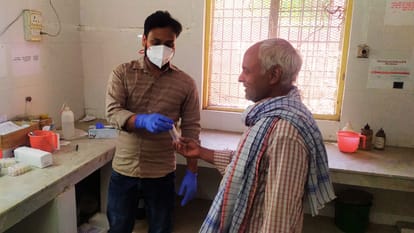 सरकारी स्वास्थ्य केंद्रों पर दवा लेते टीबी के मरीज।