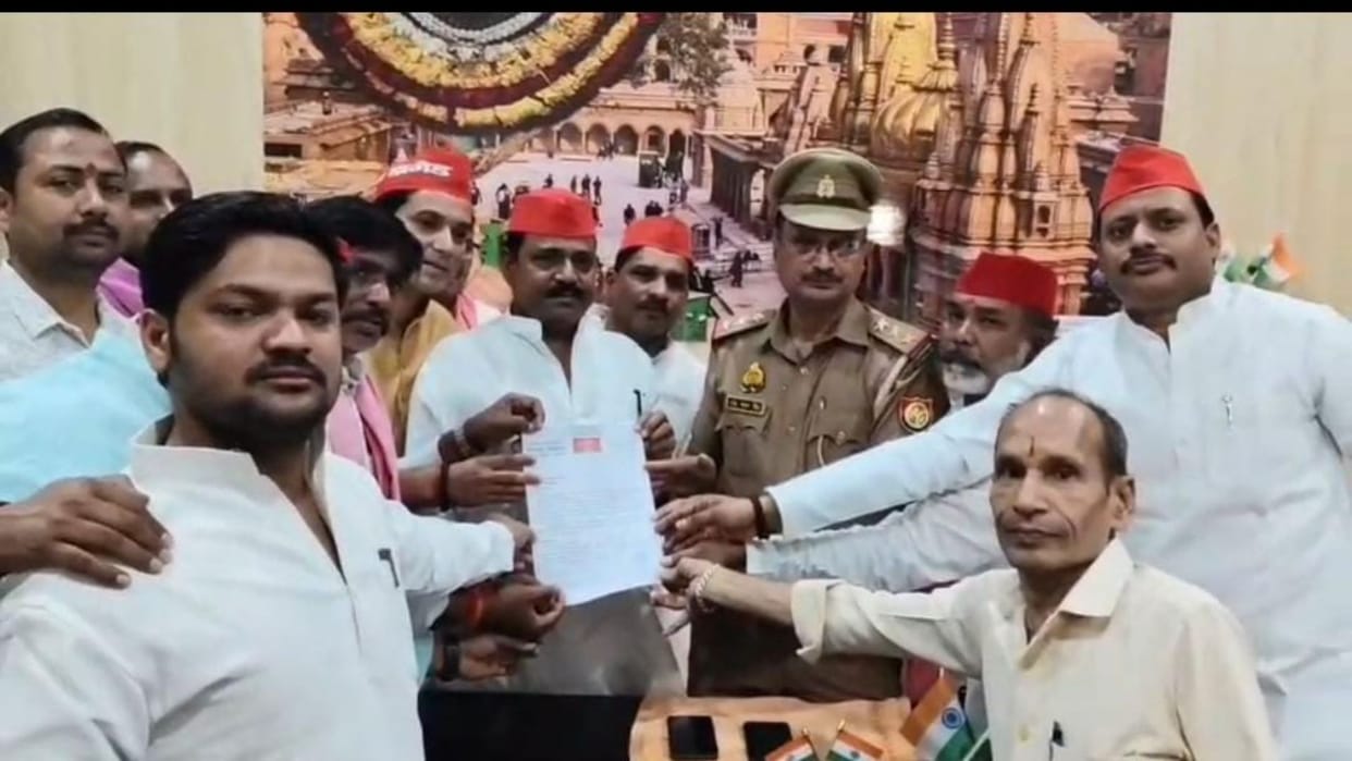 SP workers got angry after burning of effigy of Akhilesh Yadav gave complaint in Kotwali police station
