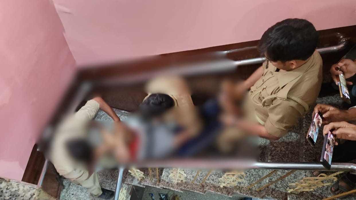 Lovers found unconscious in the room sensation spread girlfriend died police is investigating