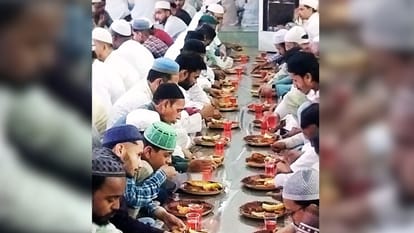 विद्यापीठ स्थित खेतवाली मस्जिद में इफ्तार करते रोजेदार।
